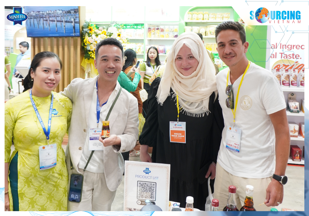Đại diện Minh Hà Foods chụp ảnh lưu niệm cùng đoàn khách tham quan