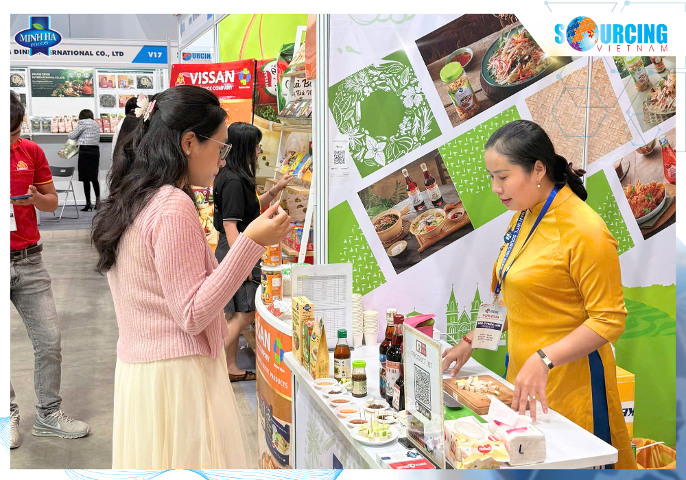 Hoạt động Sampling dùng thử nước chấm/gia vị tại gian hàng;